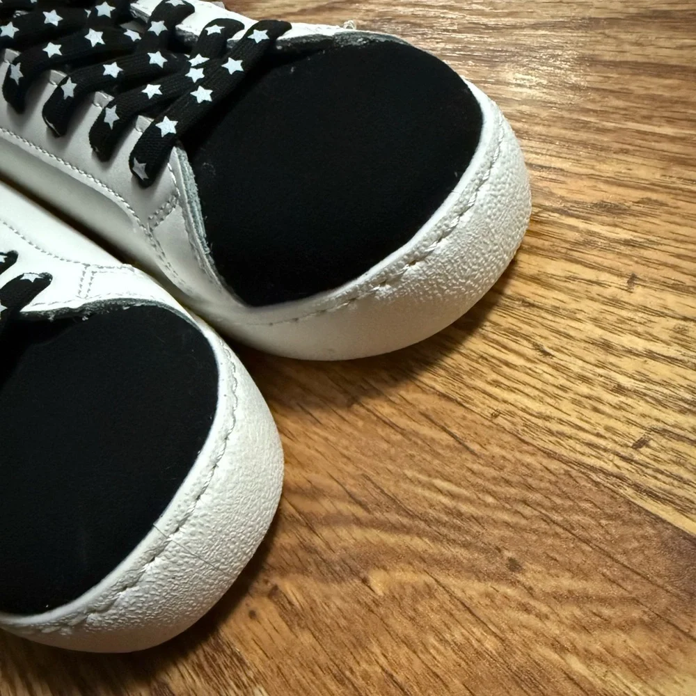 NWOT Vintage Havana Bianca Sneakers Black and Gold Size 5.5